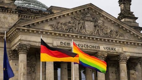 IHABOBIT*-Tag am 17. Mai: Regenbogenflagge weht auf dem Reichstagsgebäude