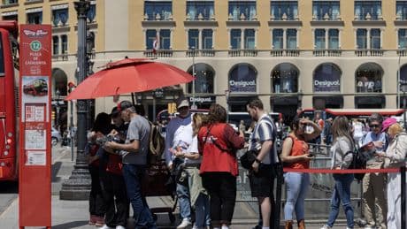 El embrollo de la tasa turística catalana: el alza se aplaza a octubre por decreto