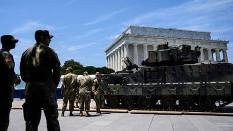 L’exclusion des personnes transgenres de l’armée américaine provisoirement autorisée par la Cour suprême, comme le souhaite Donald Trump