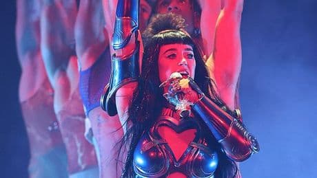 Katy Perry fans praise her 'professionalism' after prop drops as star clings on