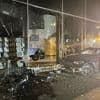 Jongeman knalt met Mercedes tegen glazen gevel van bedrijfsgebouw in Roeselare