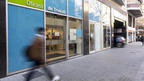España baja de los 2,5 millones de parados por primera vez desde 2008