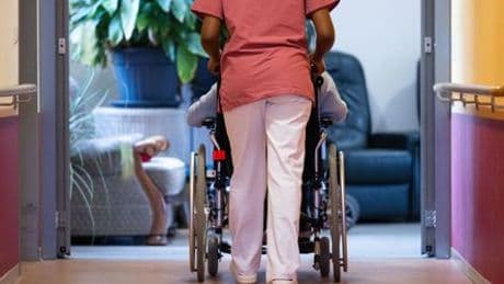Pflege: Gehälter in Gesundheitsberufen steigen deutlich