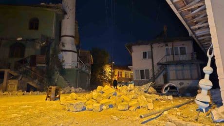 Deprem sonrası geceyi sokakta geçirdiler:  Kıyamet koptu, dehşeti yaşadık