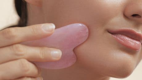Gua Sha: Wie sinnvoll ist die Massage-Methode wirklich gegen Falten?