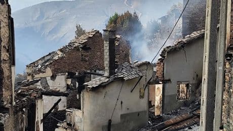 Las casas en ruina, el nuevo peligro tras los incendios en El Bierzo: "¡Siguen cayendo! Que venga alguien, que queda alguna en pie"