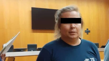 Millionär erstochen - Freundin nackt auf der Couch festgenommen