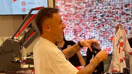 Plötzlich im Fanshop aufgetaucht - Ex-Bayern-Star kauft seine eigenen Trikots