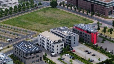 Im Nordpark in Mönchengladbach: Parkplatzmangel rund um Arztpraxen – Eltern nehmen Strafzettel in Kauf