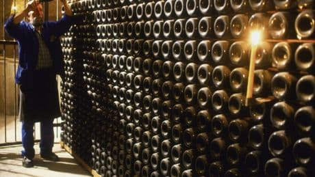 « Les caves sont pleines, mais les caisses aussi » : les raisons de la colère dans le champagne et le cognac