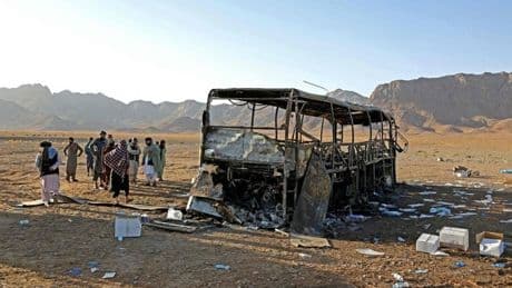 Casi 80 muertos al chocar un autobús con deportados contra un camión en Afganistán