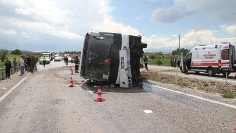 Konya'da yolcu otobüsü devrildi, 13 kişi yaralandı