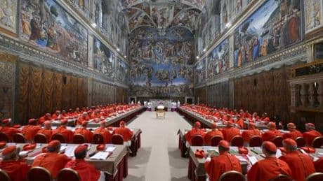 Conclave, il giallo del ritardo della fumata: le 5 ipotesi