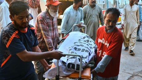 Unfälle: Laster in Pakistan stürzt in Schlucht - 14 Tote