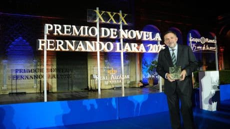 Sergio Vila-Sanjuán gana el XXX Premio Fernando Lara de novela con la obra 'Misterio en el barrio gótico'