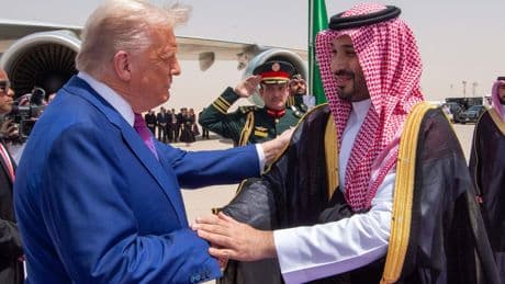 Trump arranca en Arabia Saudí su gira por Oriente Próximo en busca de grandes acuerdos comerciales