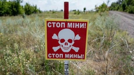 Ucraina, il Paese con più mine antiuomo al mondo: in 11 regioni su 27. La trappole mortali invisibili (che dureranno anni)