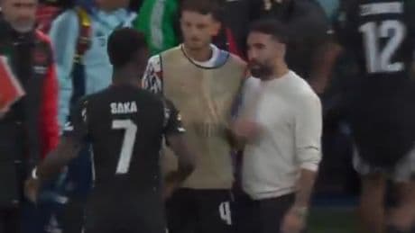 El agarrón de Carvajal a Saka en mitad del partido por lanzar un penalti a lo 'Panenka'
