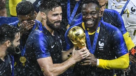 «Ce n’est pas simple, mais oui j’arrête» : champion du monde en 2018 et légende de l’OM, Steve Mandanda à la retraite