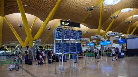 Chinches e insectos en la T4 de Barajas: Aena fumiga parte de la terminal aunque niega que haya una plaga