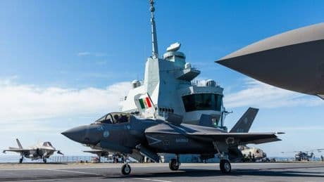 Nato, esercitazione storica nel Mar Ionio: i caccia italiani decollano dalla portaerei britannica (per la prima volta)