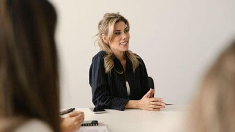 Andrea Vicente, psicóloga: “Que se ponga a la defensiva o no respete tus límites, son señales de que tu pareja no está comprometida a reparar la relación tras la infidelidad”
