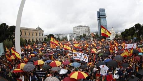 Miles de personas se manifiestan en Colón contra Pedro Sánchez «por la dignidad de España»