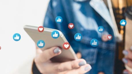 Compensi degli influencer in calo, crescono i piccoli creator. Il mercato vale 370 milioni