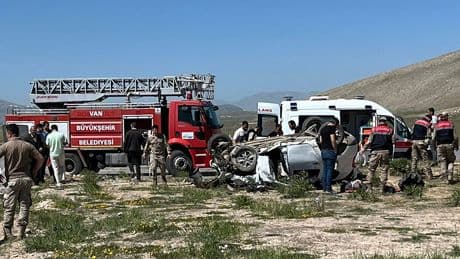 Van'da iki araç kafa kafaya çarpıştı: Çok sayıda ölü ve yaralı var