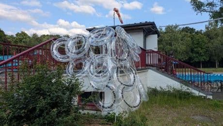 Sommerbad Humboldthain: Open Air Kunst während der Badesaison