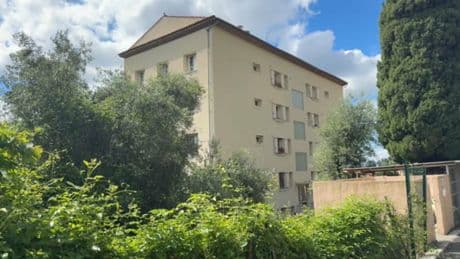 "C'est affreux": à Grasse, des habitants sous le choc après la mort d'un enfant tombé du 8e étage d'un immeuble
