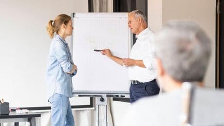 Zwischen Chef und Team: So überleben Sie im mittleren Management