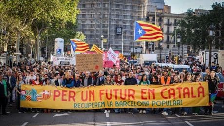 Miles de personas se manifiestan en defensa del catalán en Barcelona coincidiendo con Sant Jordi