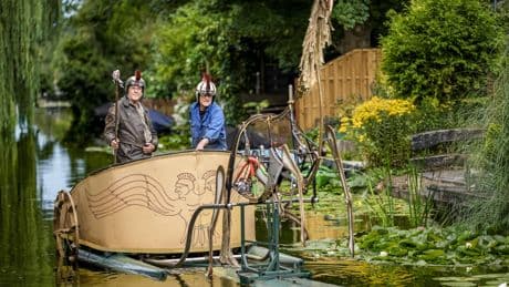 Van badkuip, strijdwagen tot pieremachochels: deze boten stelen de show bij Sail. ’Hopelijk halen we de eindstreep!’