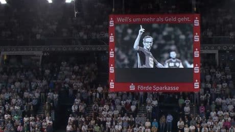 Plötzlich ist es still in der Halle - Gänsehaut-Moment beim Handball-Kracher in Kiel