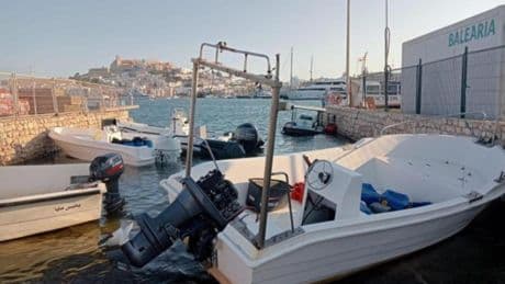 Detienen a tres patrones de patera de origen africano por arrojar los cuerpos de dos fallecidos a 34 millas de Ibiza
