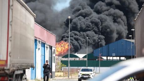 El fuego en la planta de químicos de Alcalá de Guadaíra &quot;aún no está extinguido&quot; y se mantiene el plan de emergencia