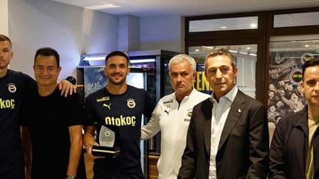 Ali Koç, Edin Dzeko ve Dusan Tadic’e plaket verdi