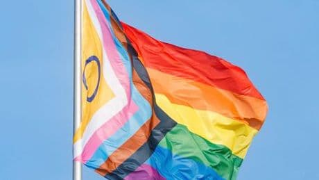Berlin: Eltern klagen gegen Regenbogenflagge - wie neutral muss Schule sein?