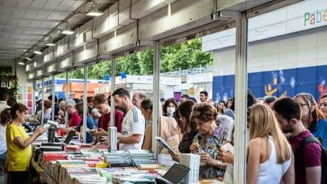 Mucho calor, más de 6.000 firmas entre las que elegir y un arranque de la mano de Vivian Gornick y Javier Ambrossi: la Feria del Libro llena de literatura el Retiro