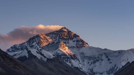 Everest-Challenge gescheitert: Rekordversuch im Sturm abgebrochen