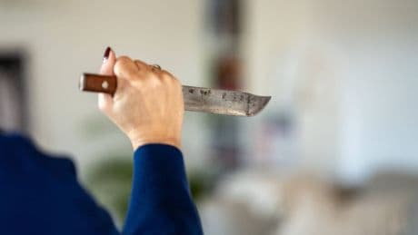 Berlin: Frau sticht auf Schwester und Neffen ein – Polizeieinsatz