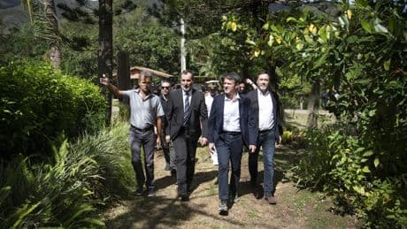 Nouvelle-Calédonie, Corse : l’été compliqué de Manuel Valls