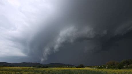 Feuerwehr und Polizei: Unwetter in Hessen: Verletzte, viele Einsätze