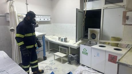 Hastanenin acil servisinde tıbbi dolum sırasında şişe patladı: 1 hemşire yaralandı