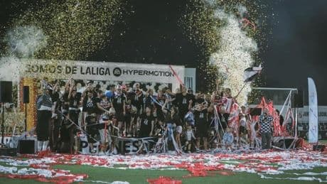 4-3: El Ceuta remonta a la Cultural y levanta la copa de campeón