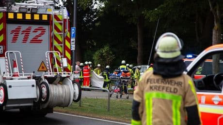 Unfall in Krefeld: VW-Fahrer fährt in Menschenmenge – zwei Tote