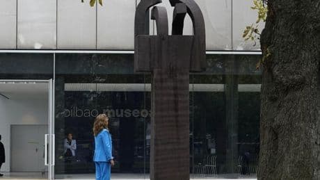 'Elogio del Hierro III' de Chillida regresa a Bilbao y hunde ya sus raíces junto al Bellas Artes