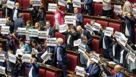 Passa il dl Sicurezza, bagarre in Aula