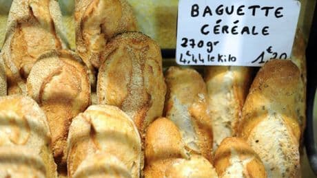 Contre le gaspillage, une étude recommande de réduire la taille des baguettes en boulangerie
